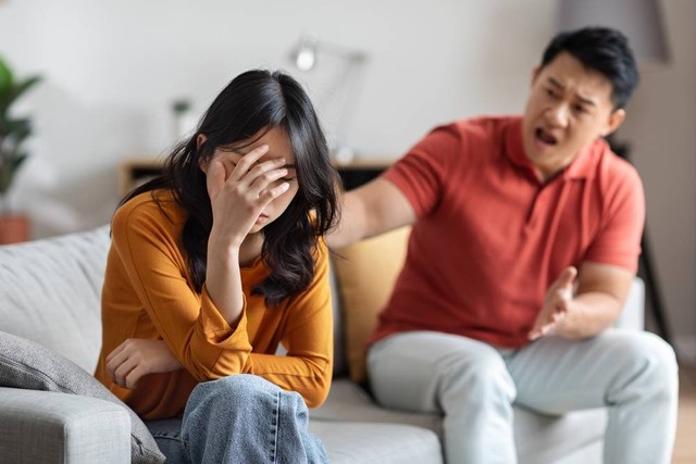 Ilustrasi pasangan melakukan verbal abuse. Foto: Prostock-studio/Shutterstock