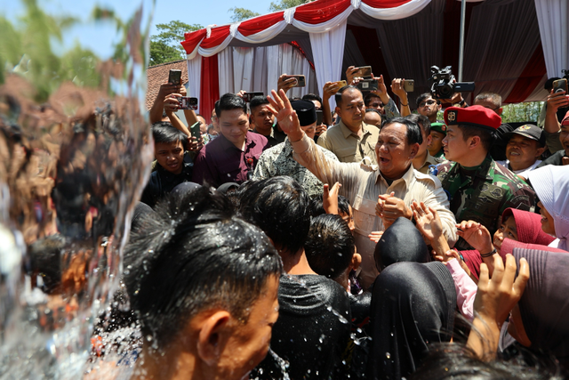 Menhan Prabowo Subianto bersama anak-anak usai peresmian sumber air bersih dan pipanisasi di Desa Pamupukan, Kecamatan Ciniru, Kuningan, Jawa Barat, Rabu (20/12/2023). Foto: Dok. Istimewa