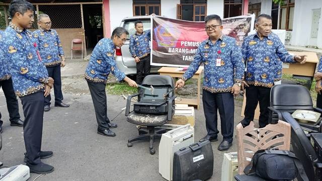 Penjabat Bupati Kabupaten Sitaro, Joi Eltiano B Oroh, memimpin jalannya pemusnahan aset yang tak layak digunakan.