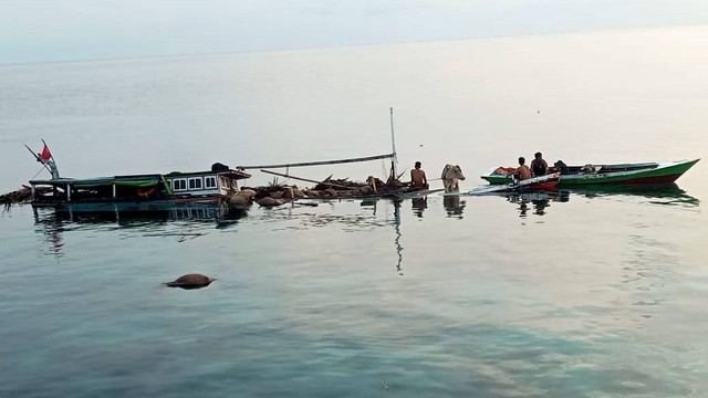 Kapal KM Labobar tenggelam di barat laut Pelabuhan Karamian, Kecamatan Masalembu, Sumenep pada Rabu (20/12/2023). Foto: Dok. Istimewa