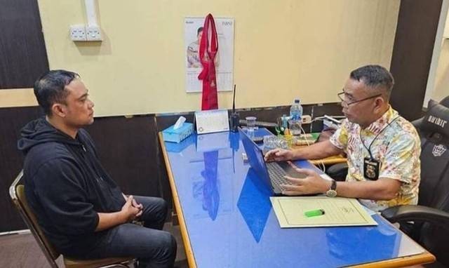 Oknum polisi bernama Bripka Edi Purwanto saat menjalani pemeriksaan di Polrestabes Palembang. (ist)