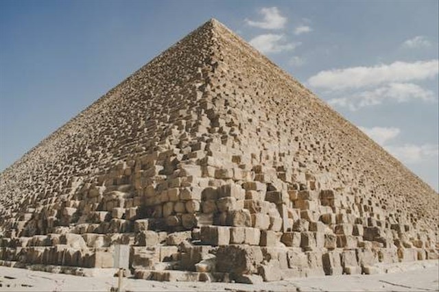 IIustrasi Siapa yang Membangun Piramida? Sumber: Unsplash
