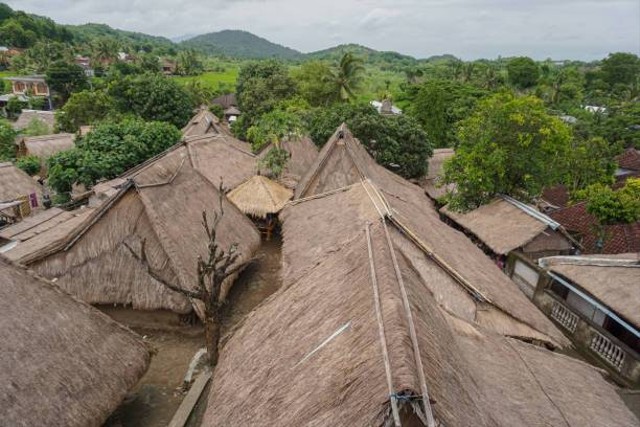 pemandagan indah desa sasak sade. sumber: unsplash