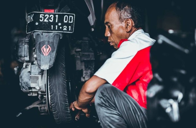 Gambar Hanya Ilustrasi Toko Ban Motor Bandung (Bukan Tempat Sebenarnya). Sumber Unsplash/Artem Beliaikin