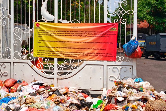 Aksi demonstrasi dengan membawa gerobak dan mobil berisi sampah lalu ditumpahkan di depan Pendopo Delta Wibawa, kantor Bupati Sidoarjo, Rabu (20/12/2023). Foto: Dok. Istimewa