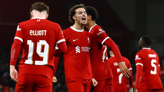 Harvey Elliott dan Curtis Jones berselebrasi saat Liverpool vs West Ham dalam laga Piala Liga Inggris 2023/24 di Stadion Anfield pada 20 Desember 2023. Foto: Molly Darlington/REUTERS