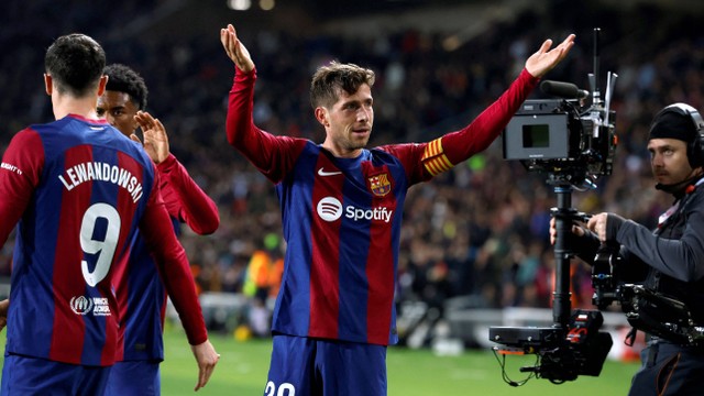 Sergi Roberto berselebrasi saat Barcelona vs Almeria dalam lanjutan Liga Spanyol 2023/24 di Estadi Olímpic Lluís Companys pada 21 Desember 2023. Foto: Albert Gea/REUTERS