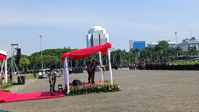 Apel gelar pasukan operasi kepolisian terpusat "Lilin-2023" dalam rangka pengamanan nataru 2023 di Lapangan Silang Monas, Kamis (21/12/2023). Foto: Thomas Bosco/kumparan