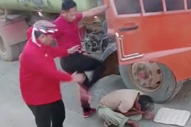 Tangkapan layar saat Daniel ajudan Bupati Kutai Barat FX Yapan menganiaya sopir truk. Foto: Dok. Istimewa
