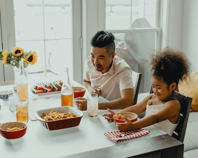 Ilustrasi cara menjadi menantu laki-laki yang baik, sumber foto: unsplash.com/Tyson