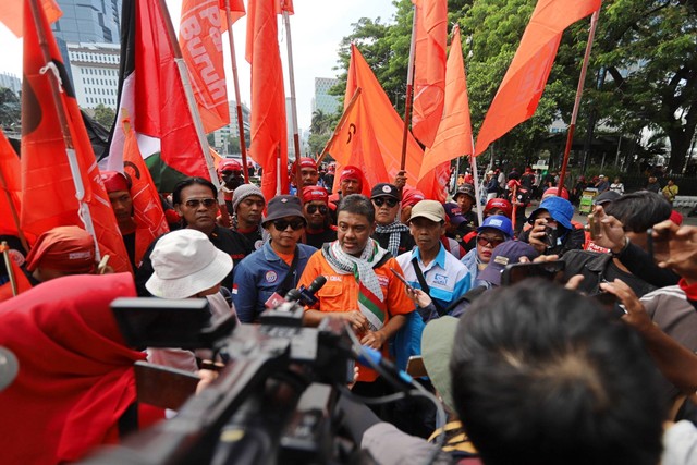 Ketua Umum Partai Buruh, Said Iqbal memberikan keterangan di tengah aksi massa Partai Buruh dan KSPSI di kawasan Medan Merdeka Barat, Jakarta, Kamis (21/12/2023). Foto: Iqbal Firdaus/kumparan