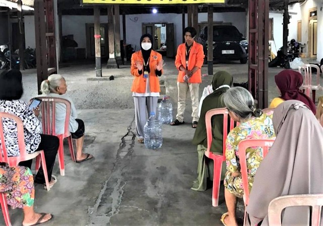 Pengelolaan limbah rumah tangga jadi pupuk kompos Mahasiswa UAD bersama warga Prawirotaman (Dok. Istimewa)