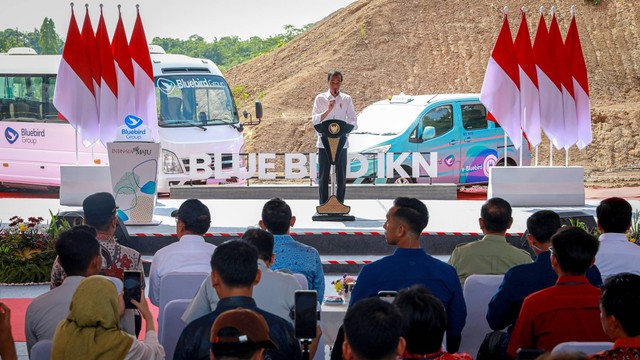 Presiden Jokowi menghadiri acara seremoni peluncuran Transportasi ramah lingkungan Bluebird Group di Ibu Kota Nusantara (IKN), Kamis (21/12/2023). Foto: Aditia Noviansyah/kumparan