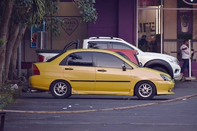 Toko Ban Mobil di Bandung. Foto hanya ilustrasi, bukan tempat yang sebenarnya. Sumber foto: Unsplash/Haidan