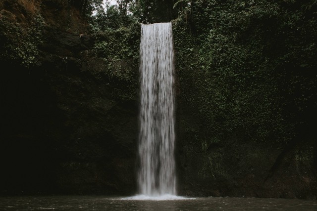 Air terjun di Tabanan, foto hanya ilustrasi, bukan tempat sebenarnya: Unsplash/Florian GIORGIO