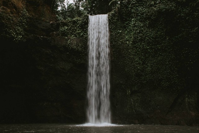 Ilustrasi Air Terjun di Badung Bali, bukan tempat sebenarnya. sumber: unsplash/FlorianGiorgio