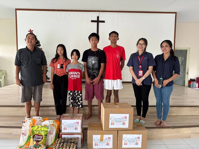 Astra Motor Kalbar berikan bantuan Sembako ke Panti Asuhan dan Panti Jompo Kasih Bapa. Foto: Dok. Astra Motor Kalbar. 