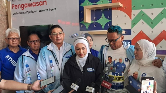 Ketua DPP PAN Zita Anjani hingga jajaran kader PAN mulai dari Pasha Ungu hingga Uya Kuya memenuhi panggilan Bawaslu DKI Jakarta terkait pembagian susu di CFD di Sekertariat Bawaslu Jakarta Pusat, Tanah Abang, Kamis (21/12/2023). Foto: Annisa Thahira Madina/kumparan