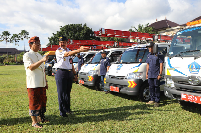 Bupati Badung Nyoman Giri Prasta memantau pasukan pengamanan Natal 2023 dan Tahun Baru 2024 di Lapangan Mangupraja Mandala, Puspem Badung, Kamis (21/12). Foto: Dok. Istimewa