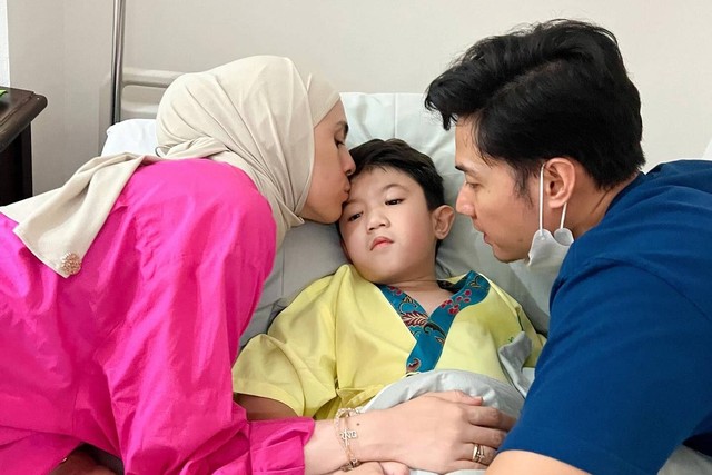 Anak Nycta Gina, Panutan Semesta, usai operasi adenoid. Foto: Instagram/@missnyctagina