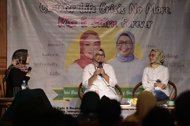 Istri capres nomor urut 01 Anies Baswedan, Fery Farhati; dan istri cawapres 01 Muhaimin Iskandar, Rustini Murtadho, menjadi narasumber dalam Talkshow bertajuk 'Quarter Life Crisis No More, Rise and Shine Forever' di Surabaya, Rabu (20/12/2023). Foto: Dok. Istimewa