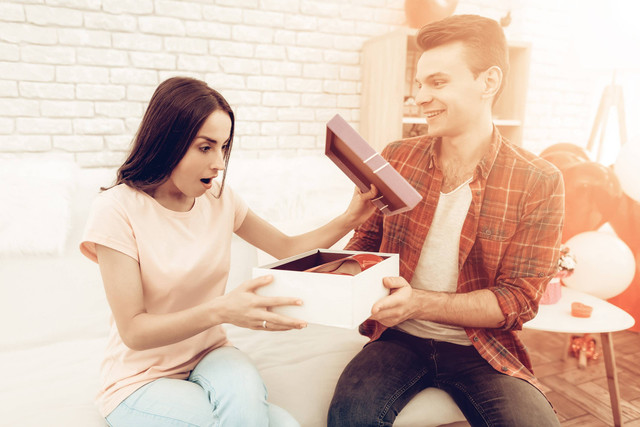 Ilustrasi Memberikan Hadiah Ulang Tahun untuk Istri. Foto: Shutterstock