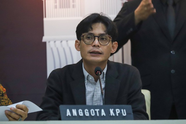 Anggota KPU August Mellaz saat memberikan keterangan pers terkait Debat Calon Wakil Presiden untuk Pemilu 2024 di Kantor KPU RI, Jakarta, Kamis (21/12/2023).
 Foto: Iqbal Firdaus/kumparan