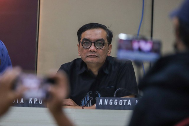 Anggota KPU Yulianto Sudrajat menghadiri konpers terkait Debat Calon Wakil Presiden untuk Pemilu 2024 di Kantor KPU RI, Jakarta, Kamis (21/12/2023).
 Foto: Iqbal Firdaus/kumparan