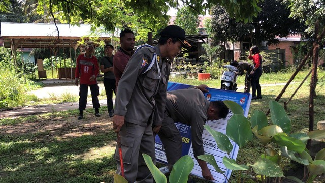 Bawaslu Sintang Tertibkan Alat Peraga Kampanye Yang Langgar Aturan 