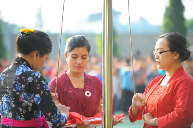 Ilustrasi pelaksanaan pengibaran bendera merupakan salah satu rangkaian upacara Hari Ibu. Foto: Pexels