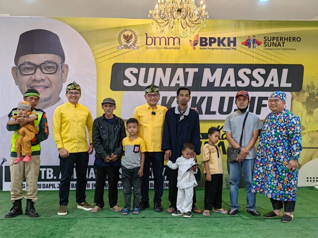 Wakil Ketua Komisi VIII DPR Tubagus, Ace Hasan Syadzily, menggelar roadshow sunatan massal eksklusif bagi 200 anak di Kecamatan Cileunyi dan Cicalengka, Kabupaten Bandung. Foto: Istimewa