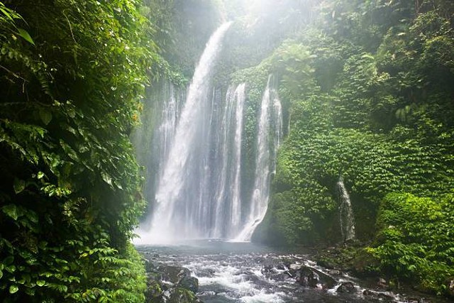 pemandagan indah air terjun tiu kelep. sumber: unsplash