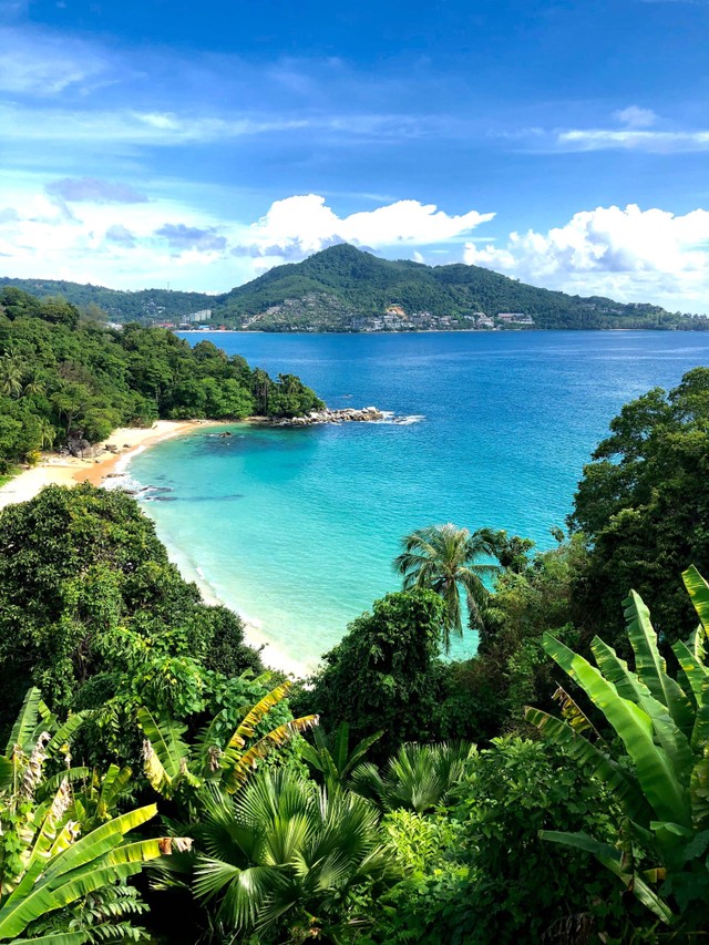 keindahan alam pantai phuket. sumber: unsplash