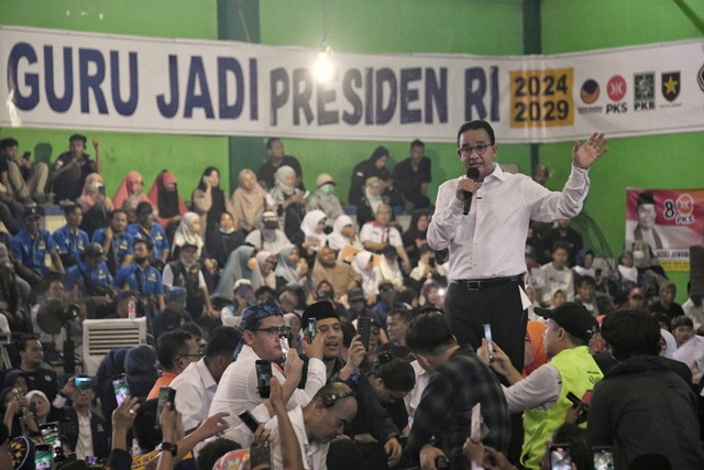 Calon presiden nomor urut 1 Anies Baswedan menyampaikan pidato saat berkampanye di GOR Maulana Yusuf Kota Serang, Banten, Kamis (21/12/2023). Foto: Dok. Istimewa