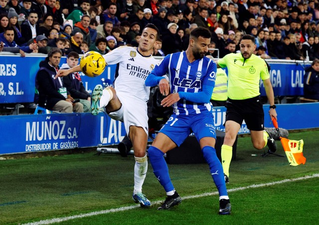 Lucas Vazquez (kiri) saat Deportivo Alaves vs Real Madrid dalam laga lanjutan Liga Spanyol 2023/24 di Stadion Mendizorroza pada Jumat (22/12) dini hari WIB. Foto: Reuters/Vincent West