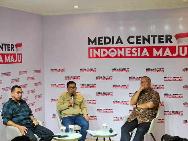 Direktur Utama Bulog Bayu Krisnamurthi (kanan) bersama Kepala Bapanas Arief Prasetyo Adi dan Staf Khusus Menteri BUMN Arya Sinulingga (kiri) dalam diskusi media di Media Centre Indonesia Maju, Jakarta, Kamis (21/12/2023). Foto: Bulog