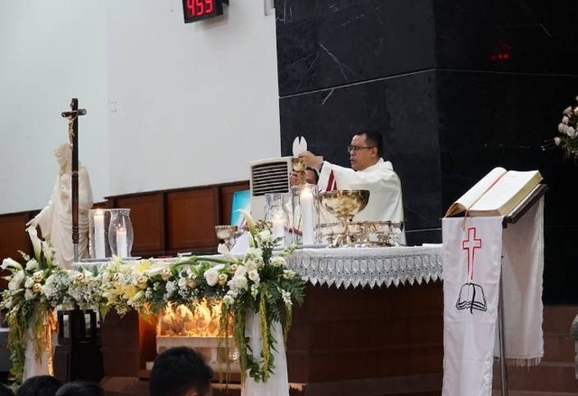 Ilustrasi tujuh sakramen dalam gereja Katolik. Foto: pexels/Masbet Christianto