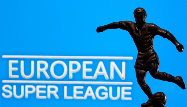 Sosok logam pemain sepak bola dengan bola terlihat di depan tulisan "Liga Super Eropa" dalam ilustrasi yang diambil 20 April 2021. Foto: Dado Ruvic/Reuters