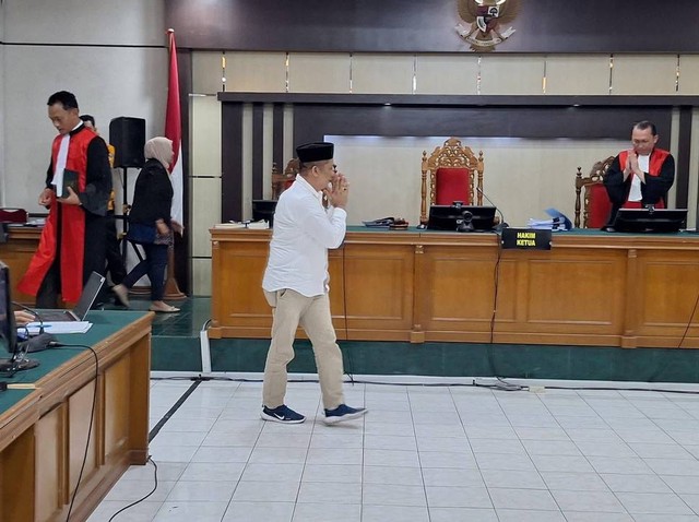 Bupati Kepulauan Meranti, Muhammad Adil, usai vonis dibacakan. Dok: kumparan