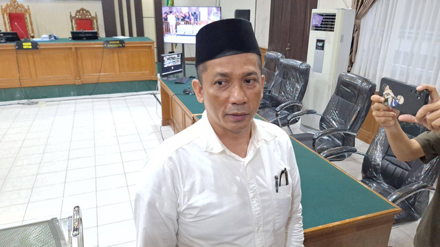 Bupati Kepulauan Meranti, Muhammad Adil saat menjalani sidang vonis di Pengadilan Negeri Pekanbaru, Kamis (21/12/2023). Foto: kumparan