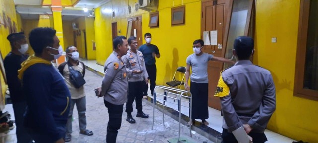 Polisi melakukan olah TKP awal usai mendapatkan laporan penemuan mayat di dalam kamar indekosnya, Beji, Depok. Foto: Dok. Istimewa