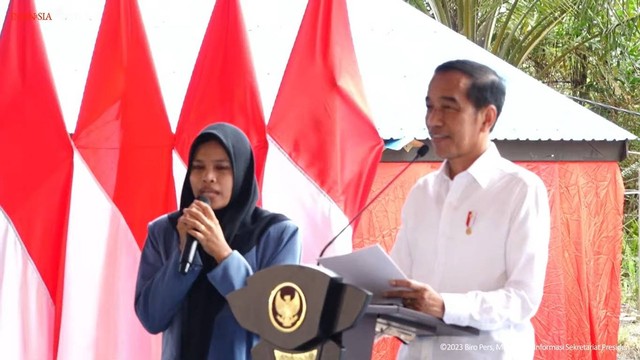 Momen Mahasiswa Gundar bingung bawa sepeda dari Jokowi karena rumah jauh. Foto: Youtube/Setpres