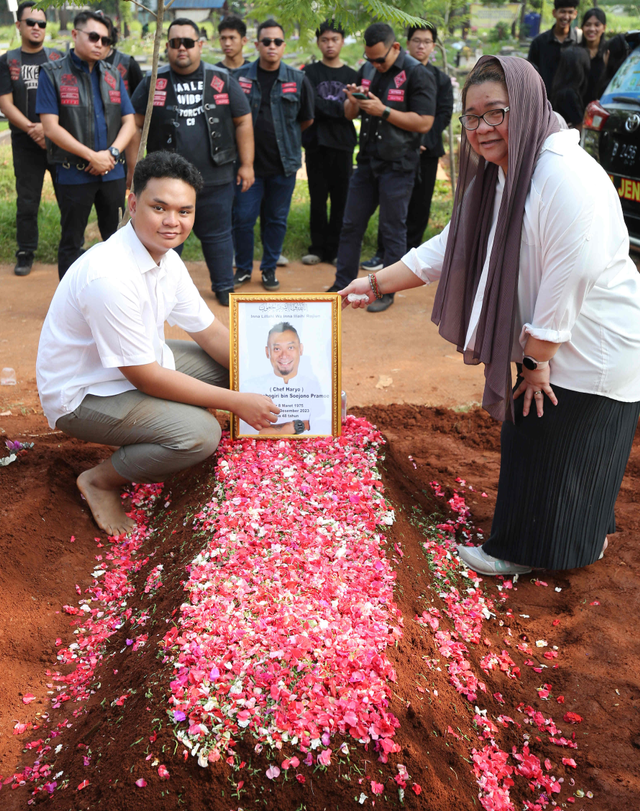 Keluarga saat mengantarkan jenazah Chef Haryo Pramoe di TPU Cipenjo, Cileungsi, Bogor, Jumat, (22/12/2023). Foto: Agus Apriyanto