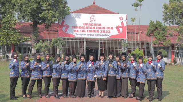 Petugas Perempuan Lapas Kelas 1 Semarang berfoto setelah Upacara (dokumentasi Lapas)