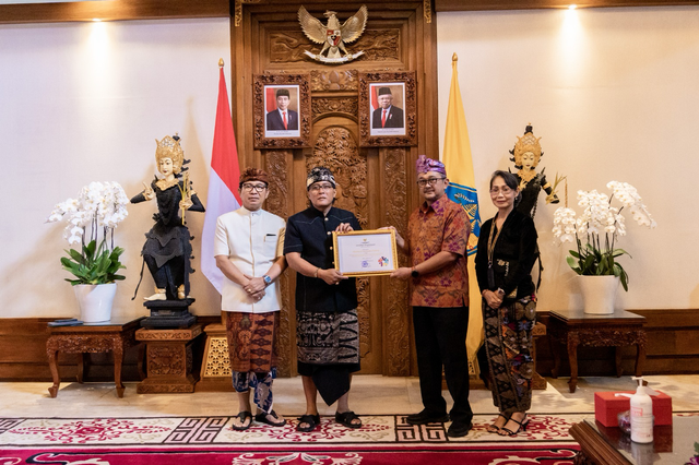 Direktur Koordinasi dan Supervisi Wilayah V KPK, Budi Waluyo menyerahkan Sertifikat Penghargaan Pemberantasan Tindak Pidana Korupsi Bidang Pencegahan kepada Bupati Badung Nyoman Giri Prasta di Ruang Pertemuan Rumah Jabatan Gubernur Bali, Jaya Sabha Denpasar, Kamis (21/12/2023). Foto: Dok. Istimewa