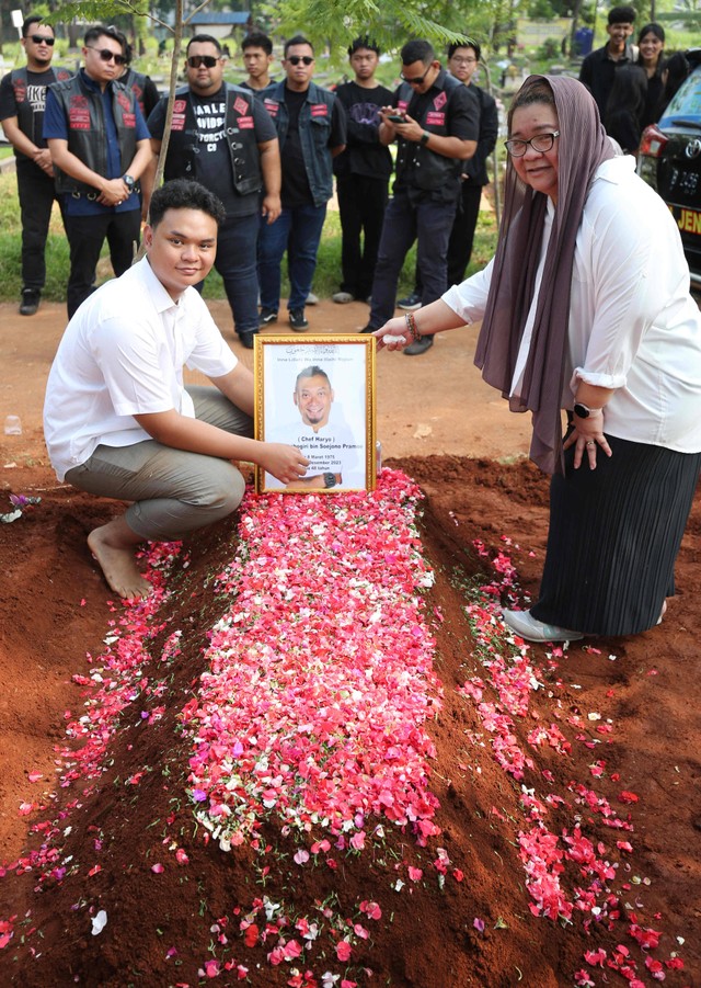 Sejumlah keluarga dan kerabat saat mengantarkan jenazah Chef Haryo Pramoe di TPU Cipenjo, Cileungsi, Bogor, Jumat, (22/12/2023). Foto: Agus Apriyanto