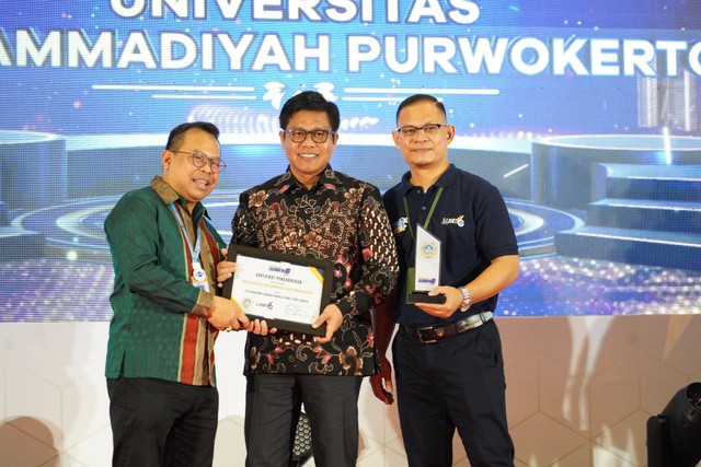 UMP Raih Penghargaan PTS Kinerja Penelitian Terbaik Anugerah LLDIKTI VI 2023