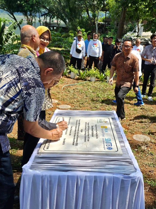 Penandatanganan prasasti menandai kolaborasi SBM ITB dan PLN mengembangkan kawasan Cirata (22/12). 