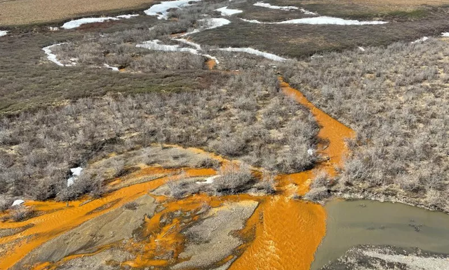 Anak Sungai Kugororuk di Alaska airnya berubah warna menjadi oranye menyala.  Foto: Josh Koch/U.S. Geological Survey