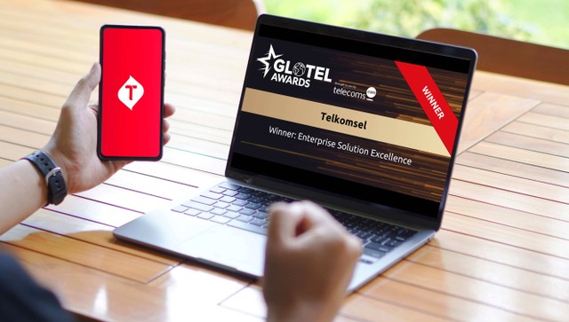 Telkomsel raih penghargaan sebagai Enterprise Solution Excellence dari Global Telecoms (Glotel) Awards 2023 atas keberhasilan Implementasi Paket Layanan Khusus Ride Hailing dengan Fitur Differensiasi QoS Class Identifier (QCI). Foto: Telkomsel